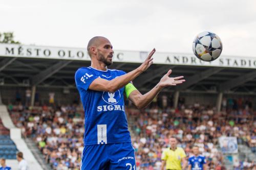 Le captain, Michal Vepřek před vhazováním autu